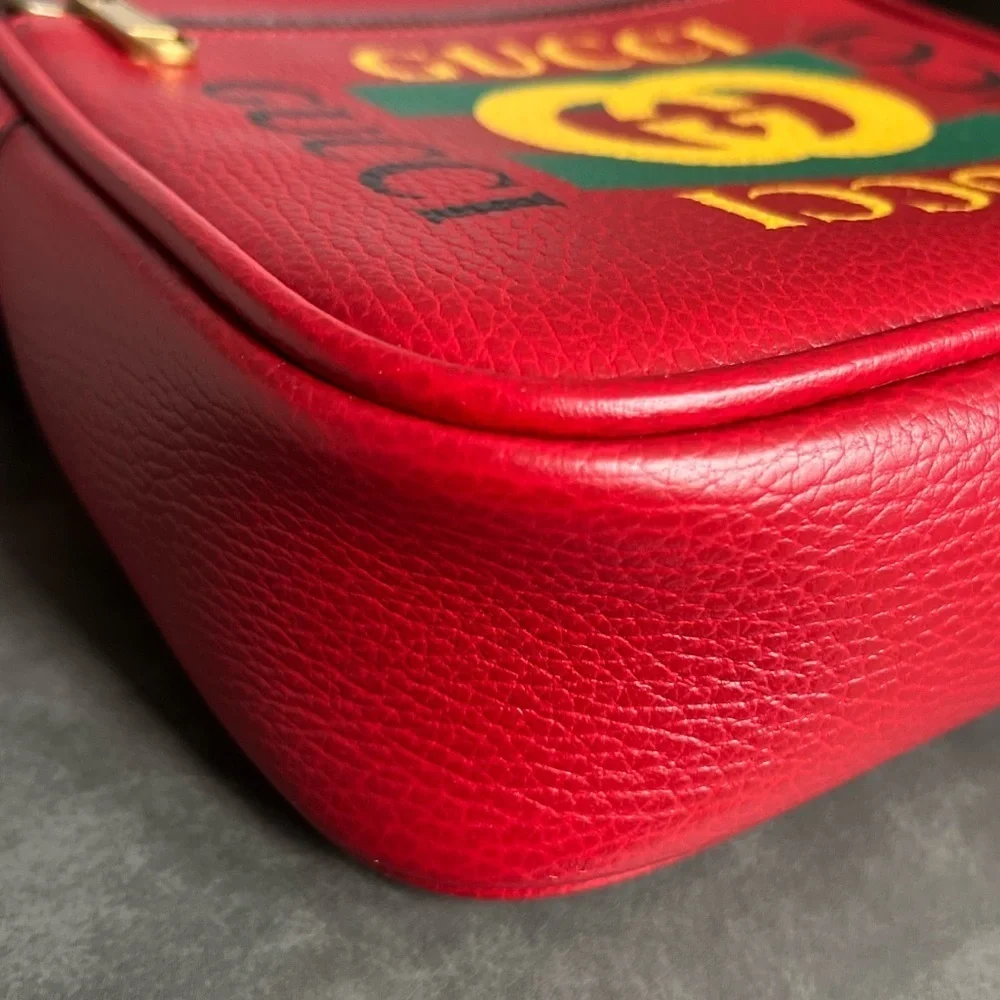 GUCCI Logo Print Leather Grained Calfskin Logo Messenger Bag Hibiscus Red